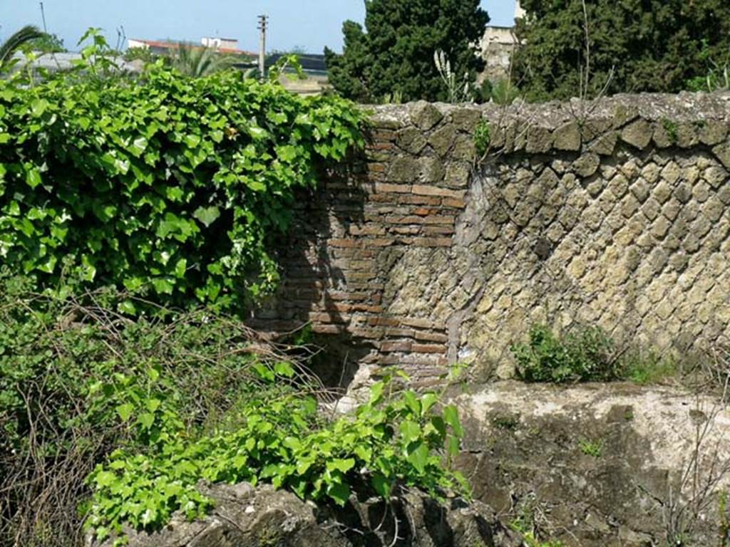 VI.10, Herculaneum. May 2005. Looking west towards area of attics and terraces on upper floor of baths.
Photo courtesy of Nicolas Monteix.